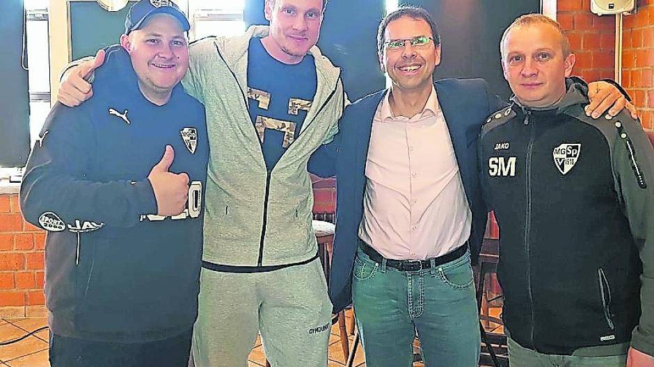 Der zweite Kameramann Dennis Wendelen (l.), Moderator Michael Palumbo (3.v.l.) und Steffen Meyer (r.), zuständig für Kamera und Schnitt, begrüßten Marcell Jansen, heute Präsident des Hamburger SV, zum Fußball-Talk.