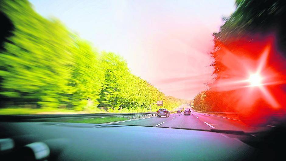 Wer rast kommt zumeist nur ein paar Minütchen eher an, riskiert aber mit höherer Wahrscheinlichkeit einen Unfall und im Falle eines Tempolimits auch, geblitzt zu werden. Foto: Fotolia