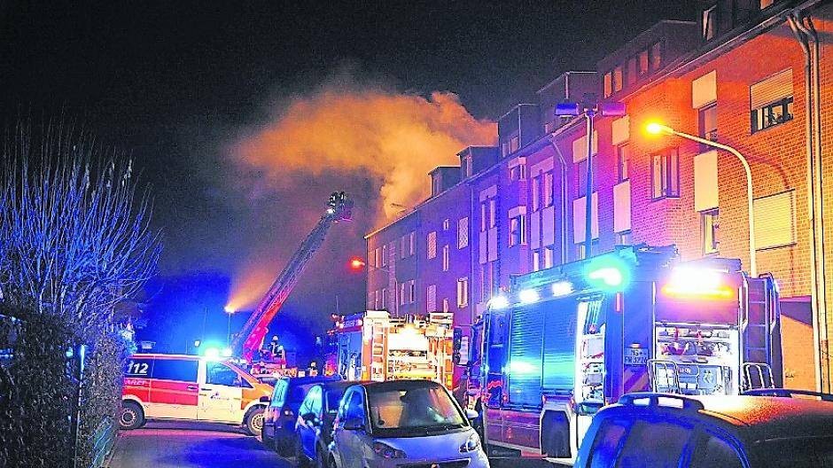  An der Badenstraße brannte am Donnerstagmorgen eine Dachgeschosswohnung in einem Mehrfamilienhaus. Der Wohnungsinhaber ist tatverdächtig, dass Feuer selbst gelegt zu haben. 