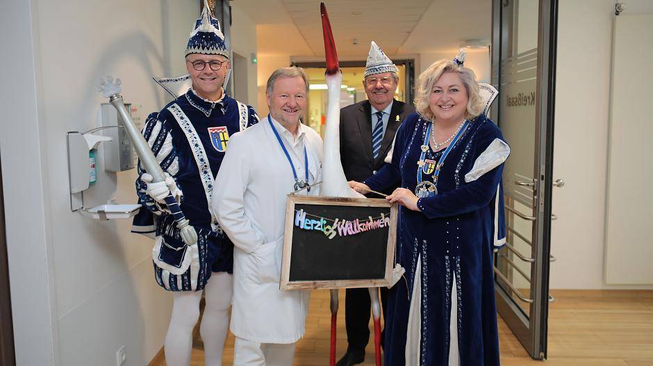 Dr. Harald Lehnen, Chefarzt der Mutter-Kind-Klinik, begrüßt das Prinzenpaar des MKV, Prinz Dirk I. und Prinzessin Niersia Martina, sowie den MKV-Vorsitzenden Gert Kartheuser.