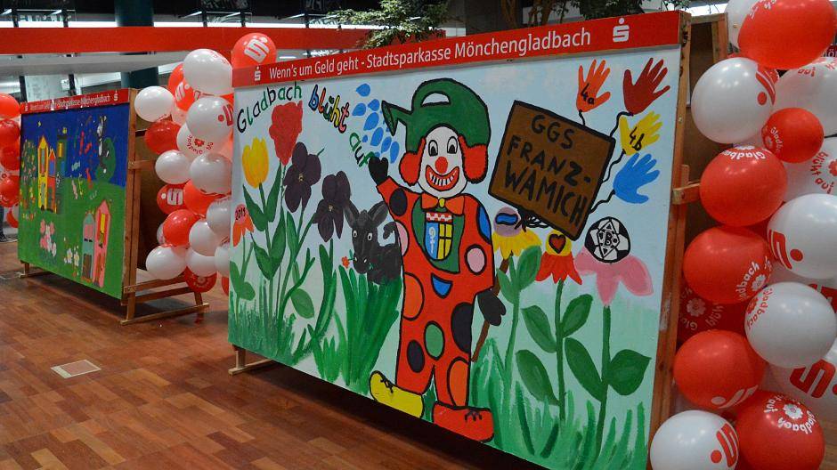  33 bunte Wände sind in der Kundenhalle der Stadtsparkasse am Bismarckplatz ausgestellt und werden später dann Bestandteil des Veilchendienstagszuges sein. 