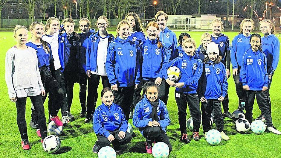 Die Fußballerinnen der Sportfreunde Neuwerk suchen Mädchen, die gerne Fußball spielen.