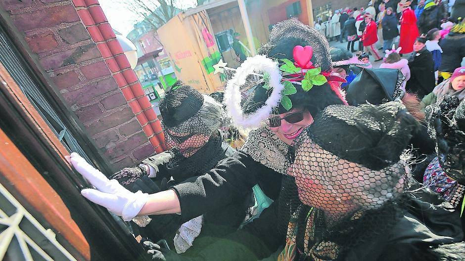 Mit Geschrei geht es am Altweiberdonnerstag um 11.11 Uhr an die Rathauspforte in Giesenkirchen.