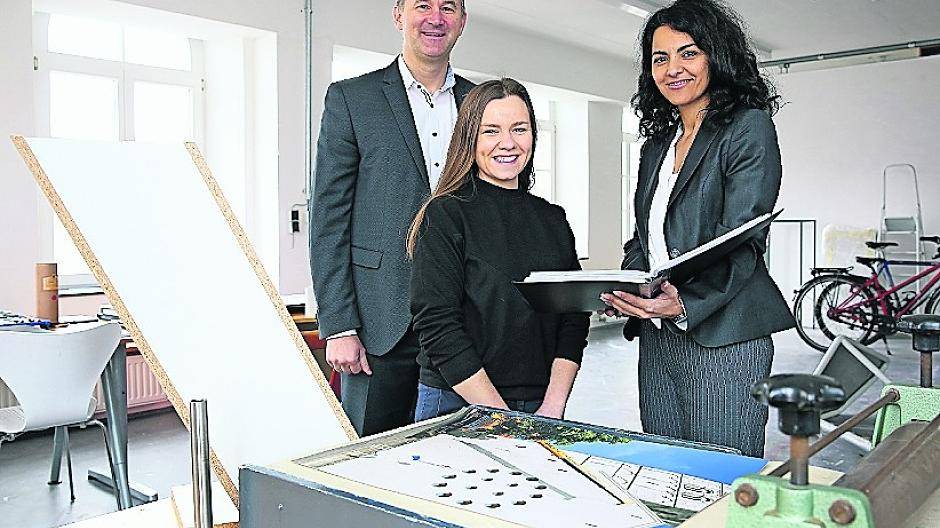 NEW-Geschäftsführer Ralf Poll und Beigeordnete Cigdem Bern (r.) heißen die zwölfte Kunstgenerator“-Stipendiatin Justyna Janetzek willkommen.