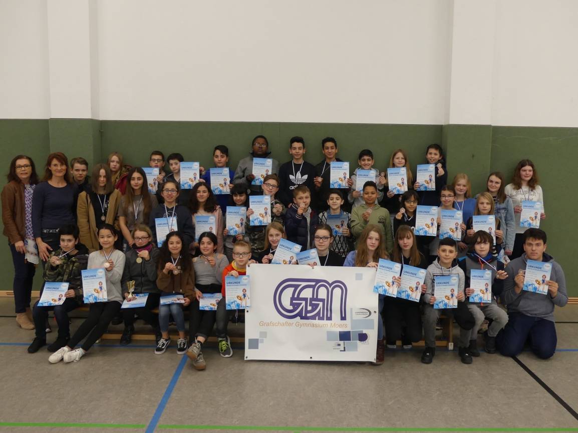  Am Donnerstag verteilten Schulleiterin Astrid Czubayko-Reiß (l.) und Sportlehrerin Annegret Fleischhauer (2.v.l.) Urkunden und Medaillen an die Schülerinnen und Schüler aus den 6. und 10. Klassen, die am 25-Stunden-Schwimmen teilgenommen hatten. Das Grafschafter Gymnasium erhielt zudem einen Pokal für „die Schule mit den meisten Metern“. Tessa aus der 6 a steuerte alleine ganze 5.000 Meter bei und konnte sich über eine goldene Medaille freuen. 