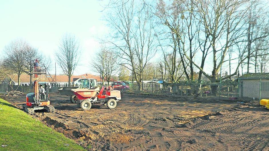  Die Bauarbeiten für Kunststoffrasenspielfeld Römerbrunnen haben begonnen. 