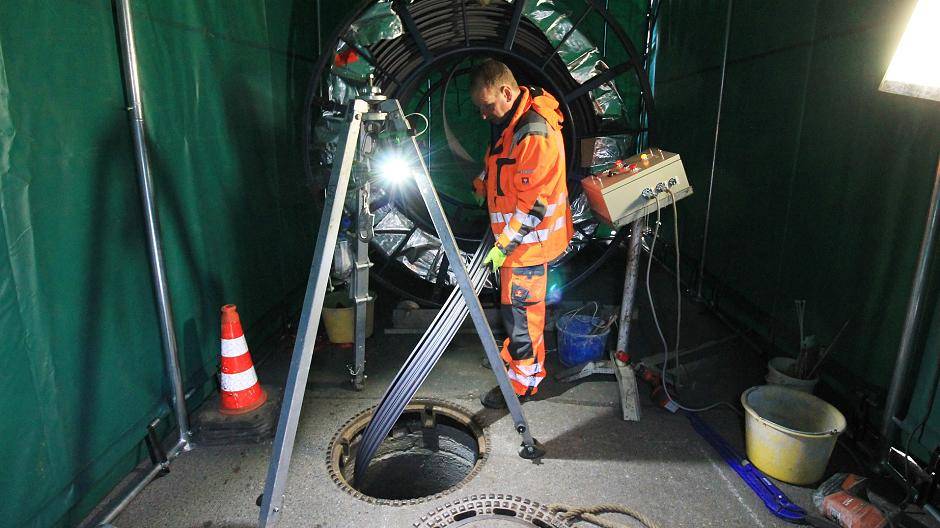 Über eine Spule wird das Material zur Verfügung gestellt.