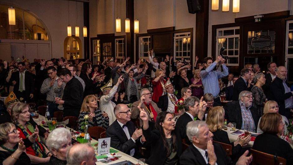 Jecke Stimmung - auch auf Tischen und Stühlen