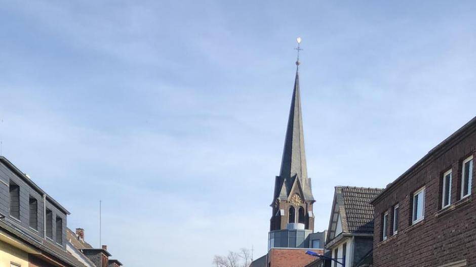 Auf der Necklenbroicher kollidierte der Mercedes des 87-jährigen Düsseldorfers mit dem eines jungen Paares aus Meerbusch.