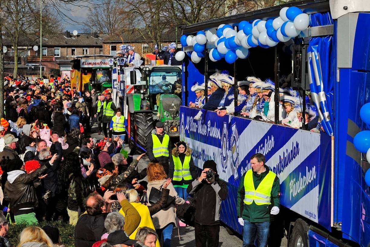 Helau: Rosenmontagszug von Neukirchen nach Vluyn