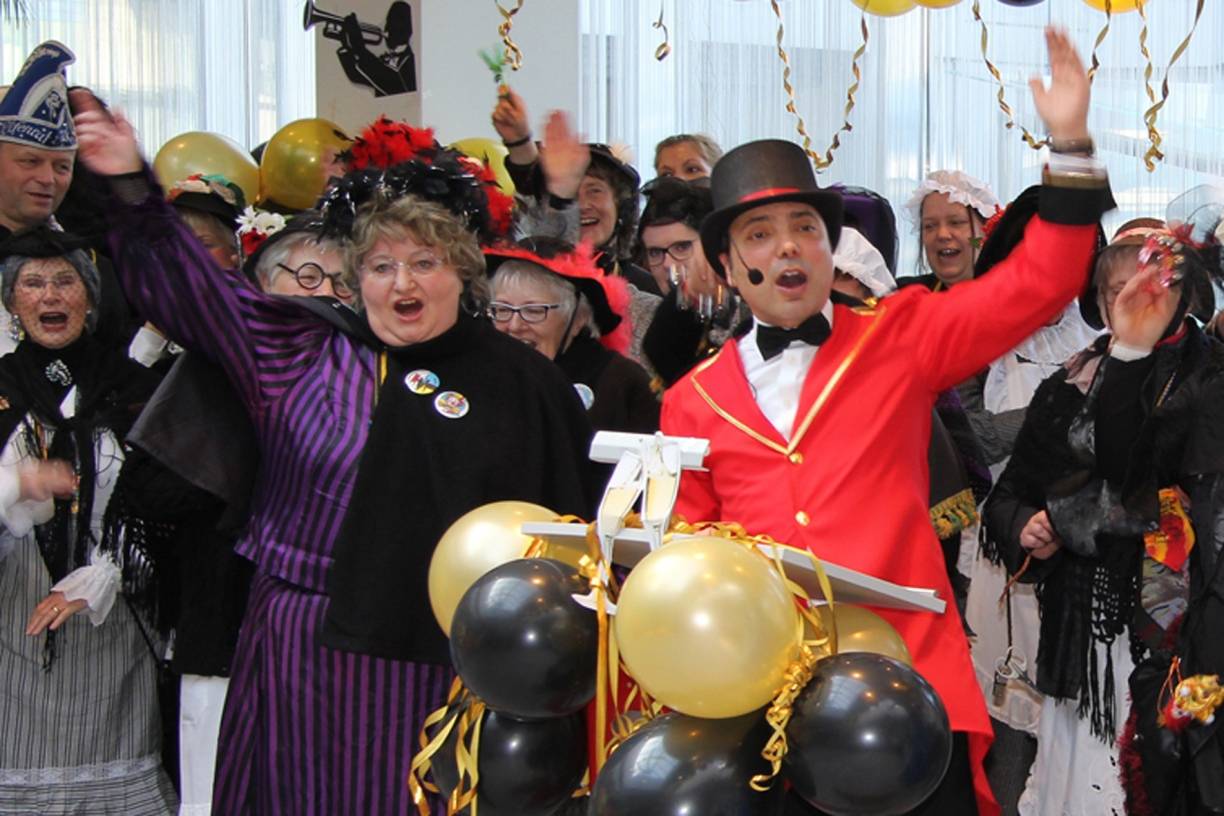  Karneval in der Sparkasse heißt, dass die Mitarbeiterinnen und Mitarbeiter am Altweiber-Donnerstag sich zu unterschiedlichen Mottos kostümieren und ihre Geschäftsstellen schmücken. Hier ein Bild aus dem vorigen Jahr mit Obermöhne Brigitte Keller und Sparkassenchef Giovanni Malaponti.  