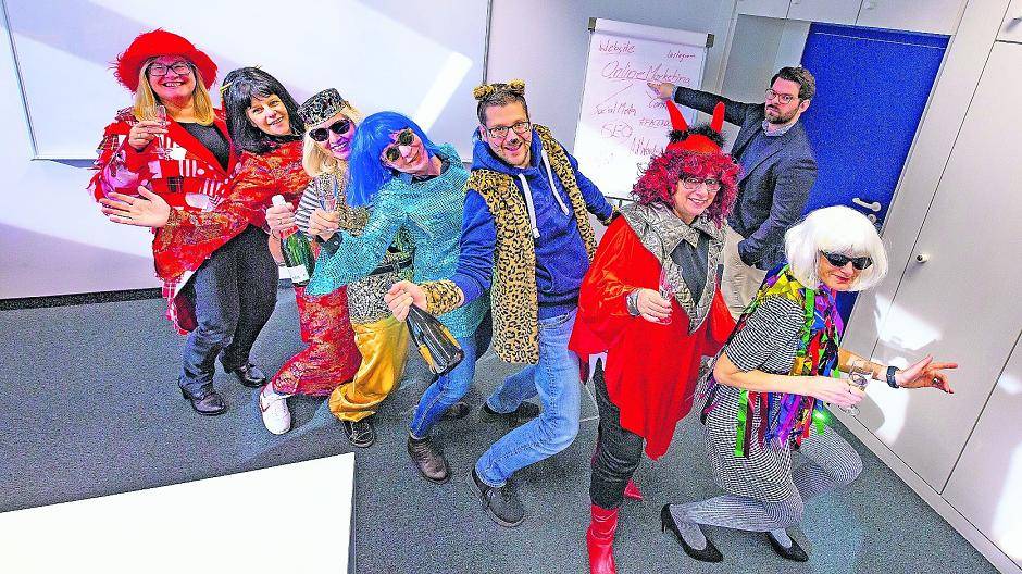  Im Verlag ist „Jecksein“ erlaubt. Wer feiern will, darf das — mit Kostüm, Karnevalsmusik und „Polonäse“ quer durch die Büros.  