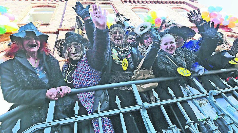 Morgen beginnt der Straßenkarneval. Die Möhnen feiern ihren Altweiberdonnerstag.