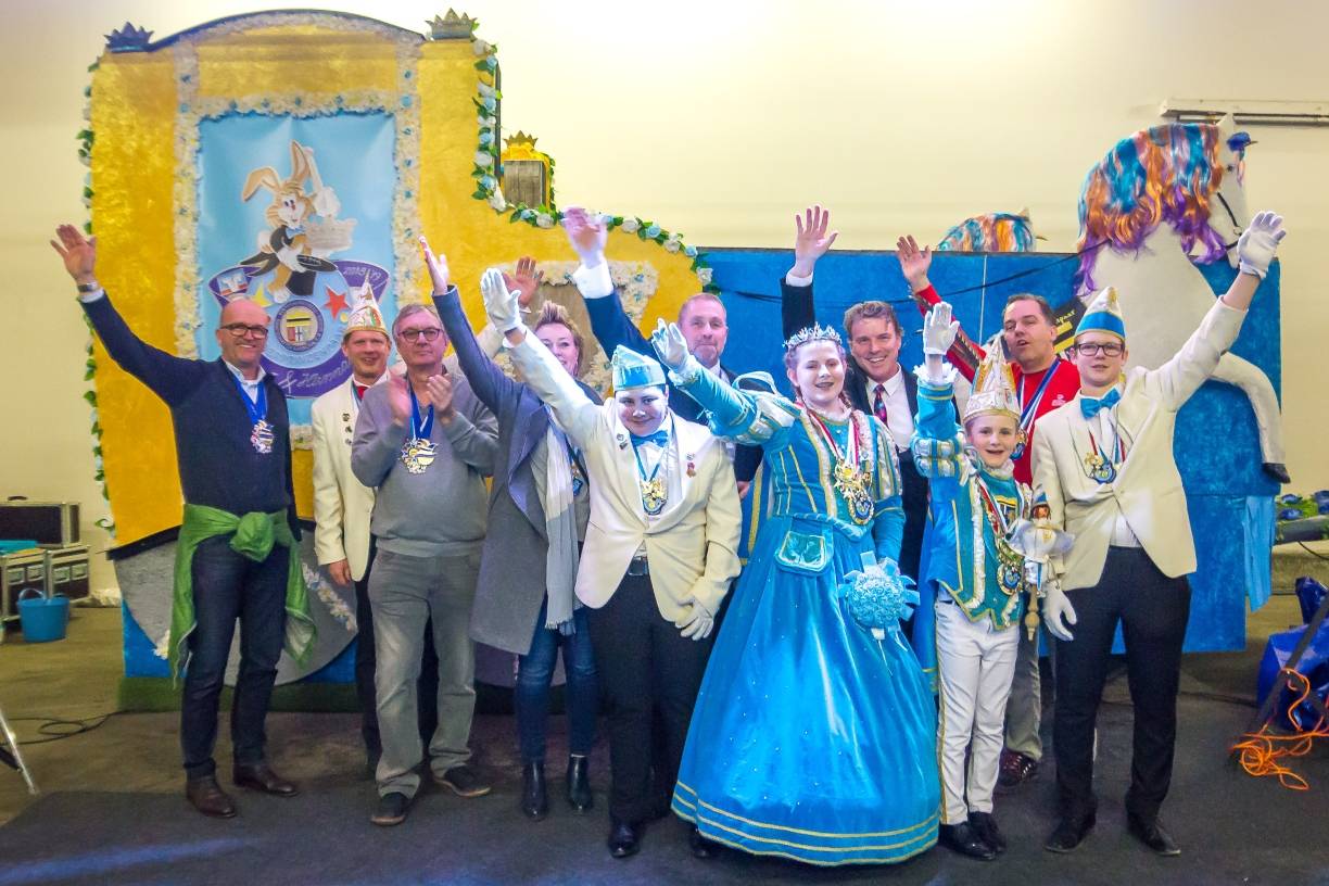 Viel Helau gibt's auch bei der Wageneinweihung.