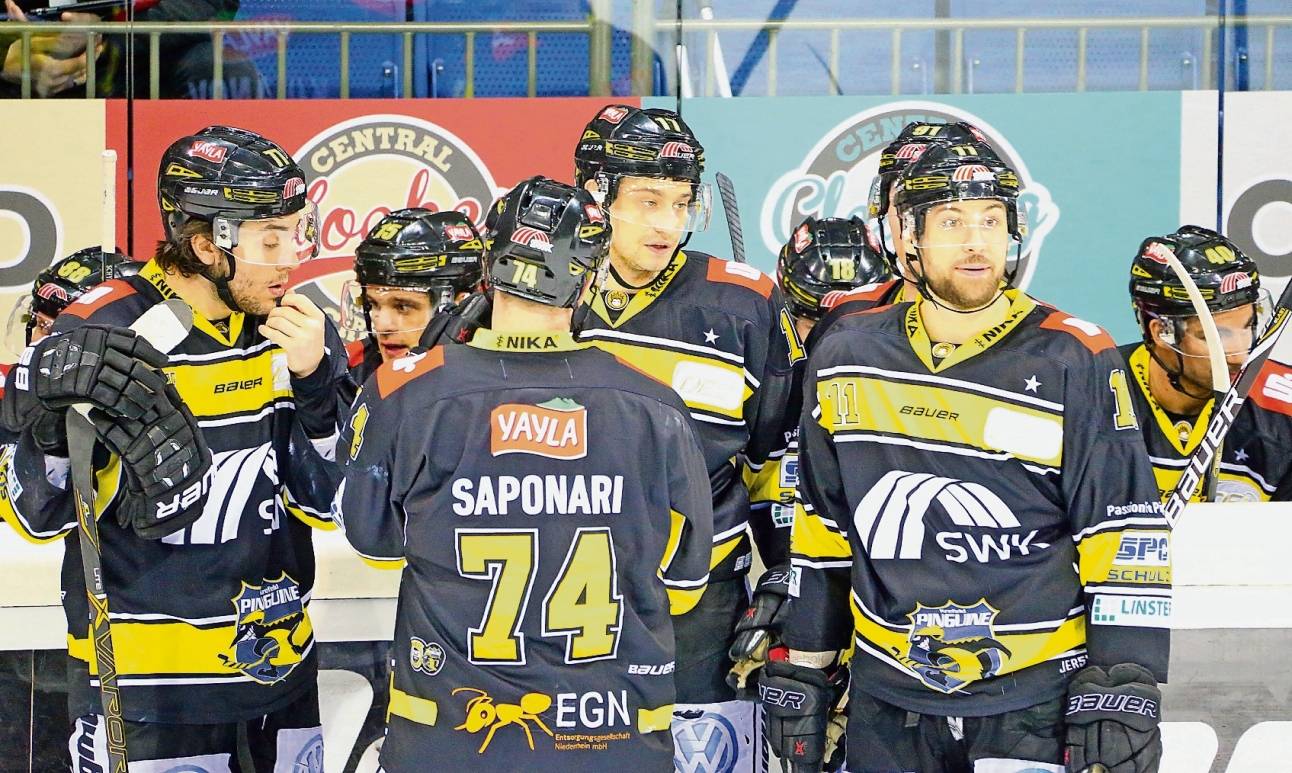 Die Köpfe hängen, der Blick ist leer. Die Enttäuschung im Lager der Krefeld Pinguine über das Verpassen der Play-offs ist groß.