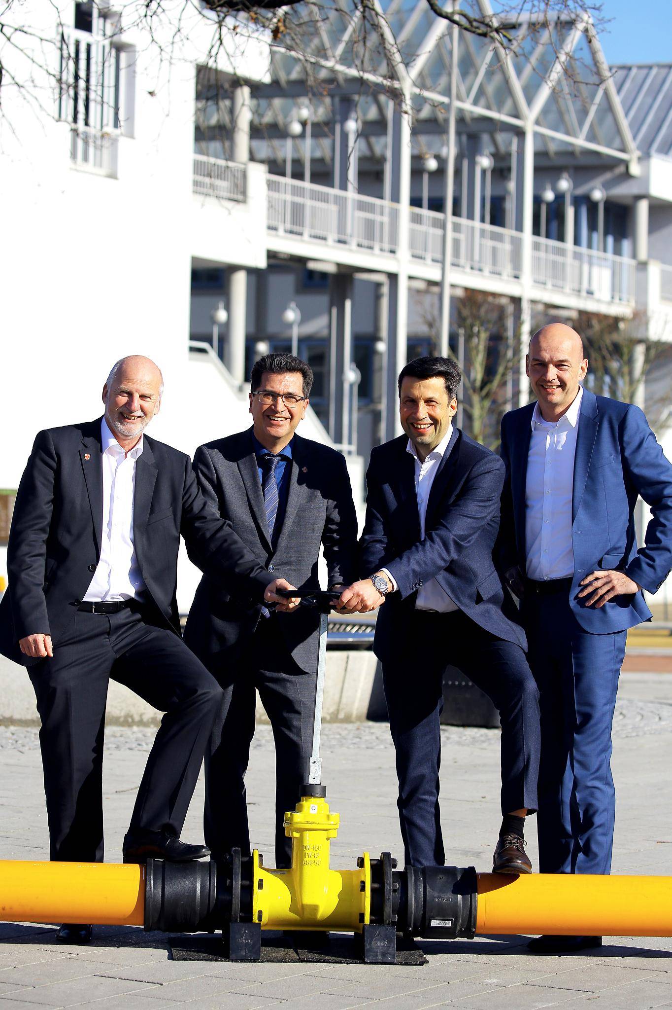 Dieter Paus, Erster Beigeordneter der Stadt Rheinberg, Bürgermeister Frank Tatzel, ENNI-Geschäftsführer Stefan Krämer und Dr. Kai Gerhard Steinbrich, technischer Bereichsleiter der ENNI, freuen sich auf die Zusammenarbeit.