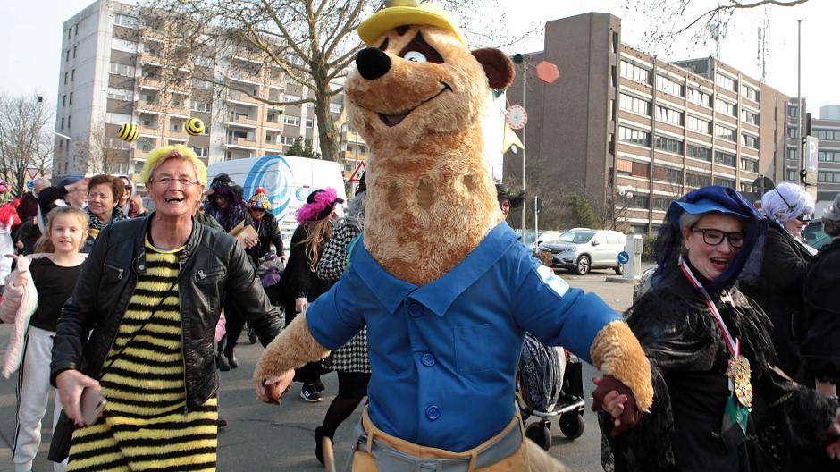 Um 14 Uhr stürmten die Möhnen das Moerser Rathaus. Bürgermeister Christoph...