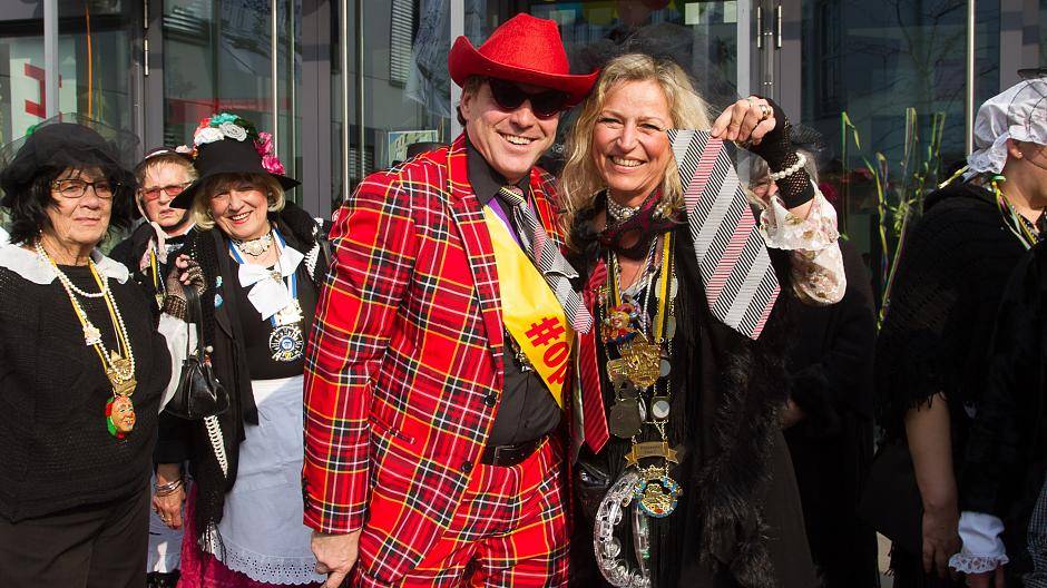 Zunächst muss der Schlips...