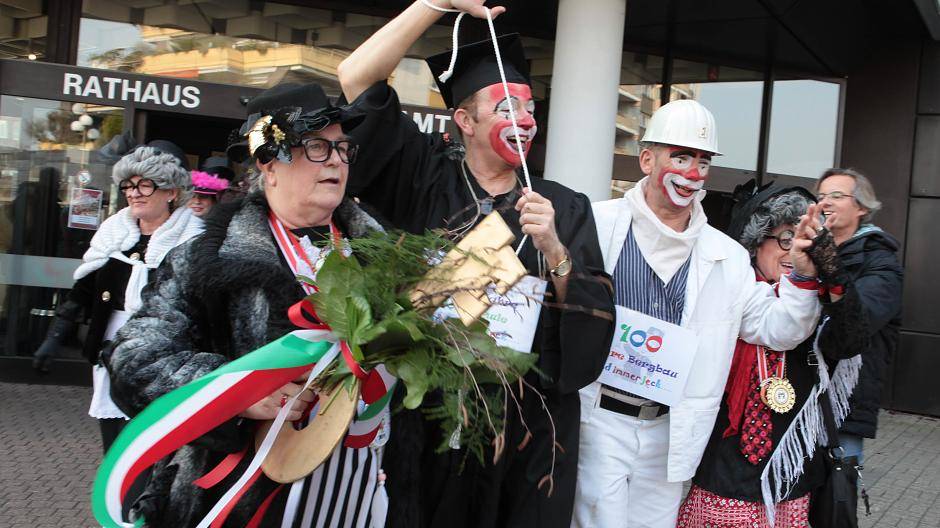 Närrische Entmachtung der Kamp-Lintforter Stadtspitze - Bürgermeister Prof. Dr....