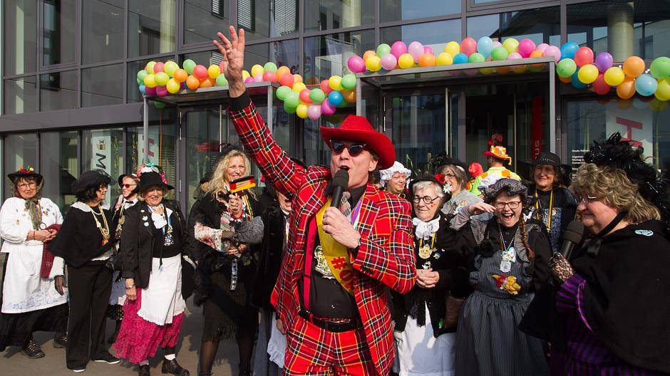 Um 14 Uhr stürmten die Möhnen das Moerser Rathaus. Erst seine Krawatte, dann der...
