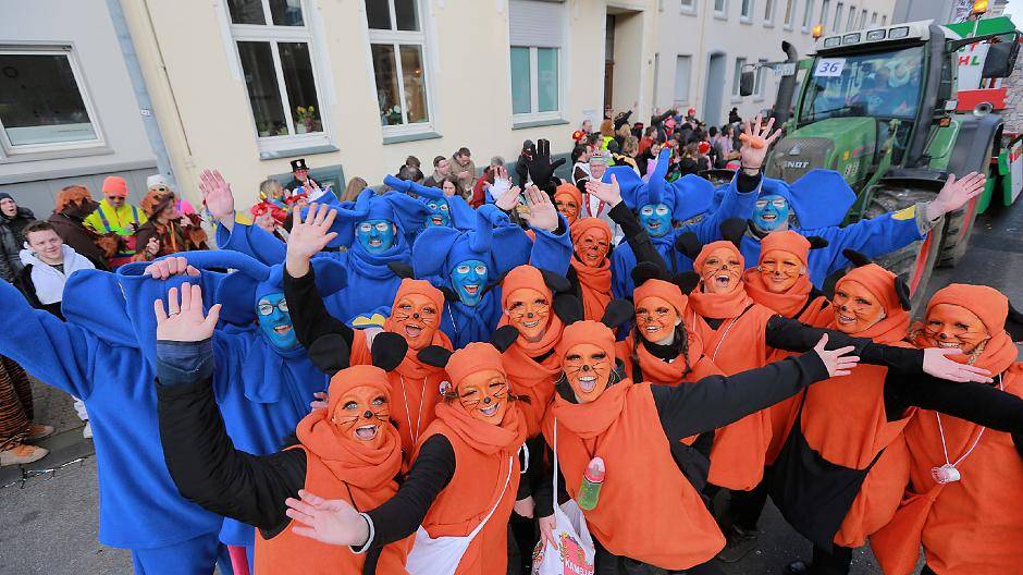 Am Veilchendienstag wird in der Innenstadt beim Zug ausgelassen Karneval gefeiert. Das geht nicht ohne umfangreiche Straßensperren.