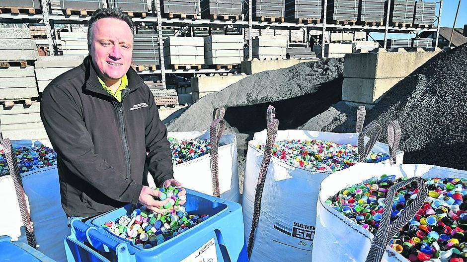 „Mit 500 Deckeln können wir eine lebenswichtige Impfung bezahlen.“ Rainer Schnäbler vom Rotary Club Viersen-Schwalm-Nette vor der Sammelstation in Süchteln.