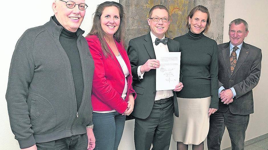 Mit dem frisch unterzeichneten Vertrag (v.l.): Hartwig Hören, Simone Gartz (beide Förderverein der Narrenmühle), Notar Dr. Oliver Gehse, Bürgermeisterin Sabine Anemüller und Dr. Volker Müller (Förderverein).