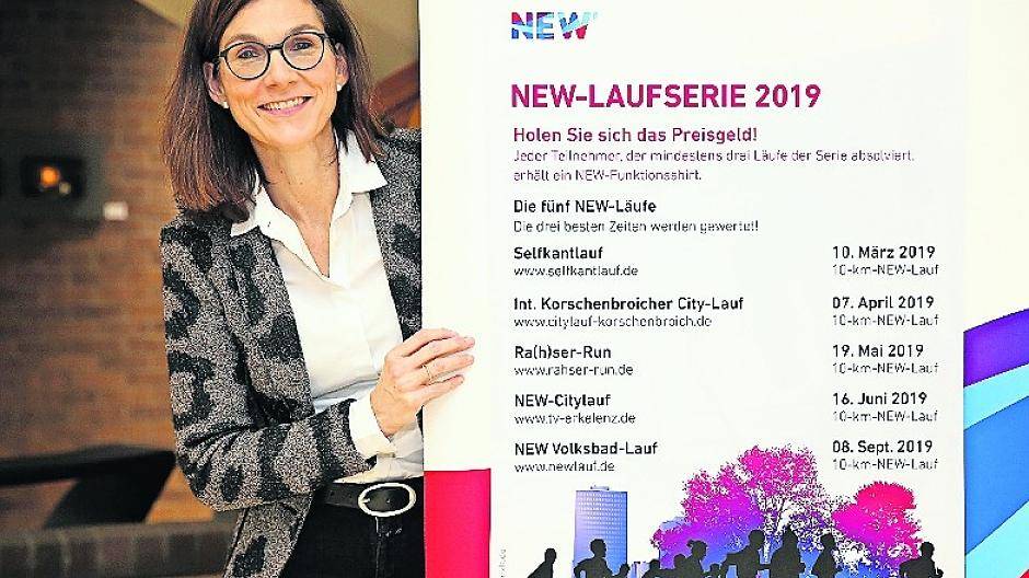 Christina Achtnich, Leiterin Kommunikation bei der NEW, präsentiert das Plakat zu 9. NEW-Laufserie.