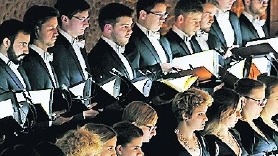 Christoph Prégardien (oben l.) leitet die Philharmoniker, die AUDI Jugendchorakademie (o. r.) und das Solistenquartett Julia Kleiter (Sopran), Henning von Schulman (Bass), Elvira Bill (Alt) und Sebastian Kohlhepp (Tenor).