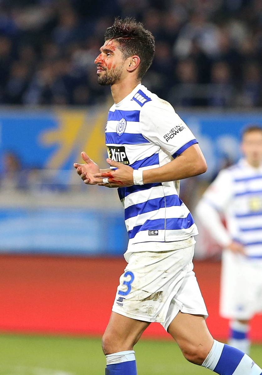 Schon in der ersten Halbzeit hatte Hajri das Trikot ausziehen müssen, weil es blutverschmiert war. Die Platzwunde am letztlich spielentscheidenden Kopf wurde getackert.