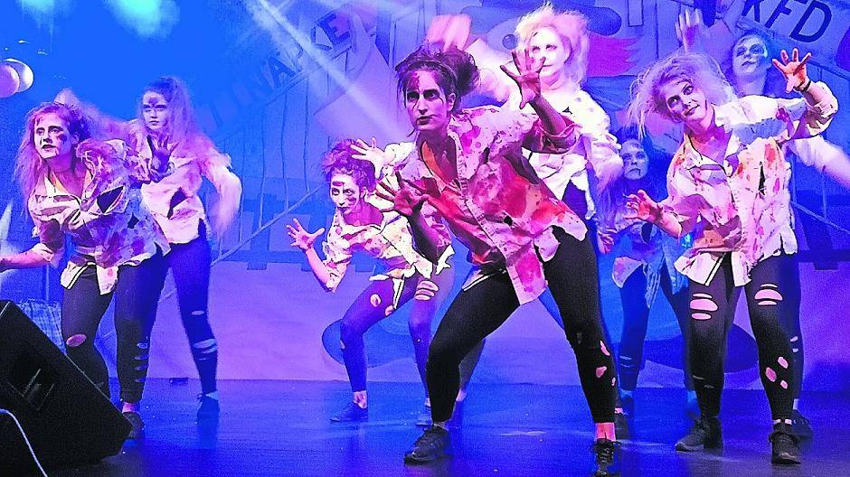 Die Bösinghovener Wild Things traten in ihren Zombie-Kostümen bei der kfd-Sitzung auf.