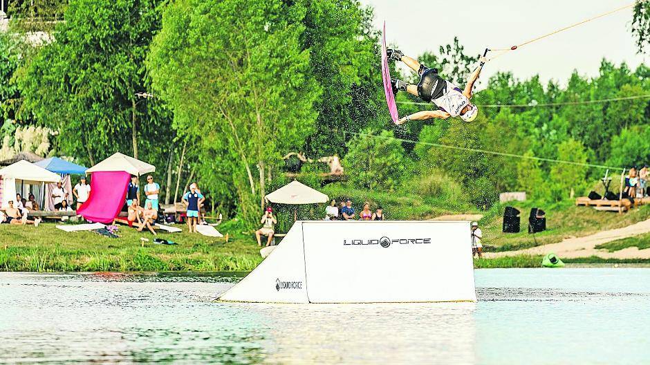 Max Milde hebt ab - und sahnt auch bei der Wakeboard-Weltmeisterschaft in Argentinien wieder kräftig ab. Fotos(2): Eignerphoto
