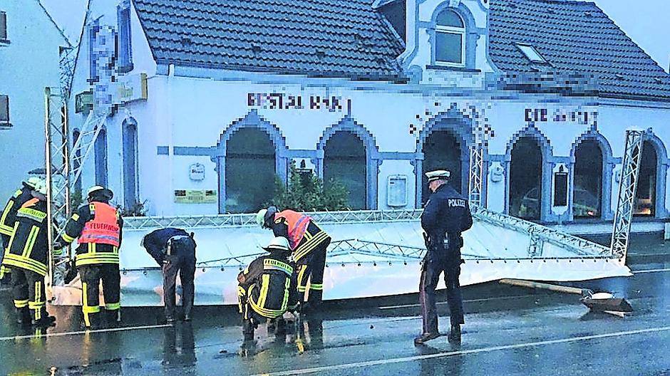  Bei einem Restaurant auf der Meerbuscher Straße in Osterath löste sich die Überdachung der Außengastronomie und schleuderte auf die Straße. 