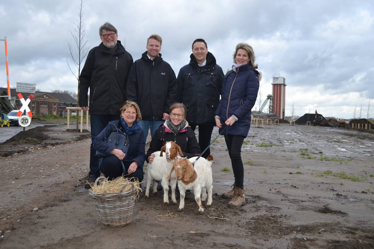  Wolfgang Roth und Margarete Feistner (Förderverein Laga, l.), Andreas Iland (Prokurist Laga, 2.v.l. stehend) freuen sich mit den Betreibern Reiner und Stephanie Winkendick (r., stehend) auf den neuen Tierpark. Carola Dobersalske (hockend, r.) wird im Kalisto tiergestützte Therapie anbieten, wie sie es bereits mit ihrem Ziegenpärchen Bernhard und Bianca macht. 