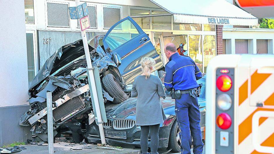  Erst in der letzten Woche hat es wieder einen spektakulären Verkehrsunfall an der Lindenstraße gegeben. Zum Glück wurde der Fahrer nur leicht verletzt. 