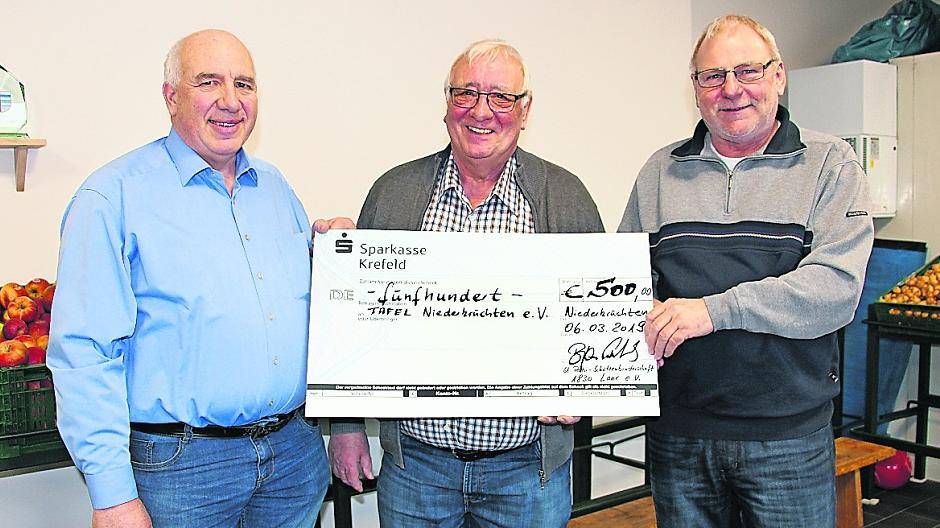  Adi Grys (Mitte), Vorsitzender der Tafel Niederkrüchten und Kassierer Walter Bongartz (r.) freuten sich über die Spende der St. Petri Bruderschaft, die der 1. Vorsitzende Hubert Grieff (l.) übermittelte.  