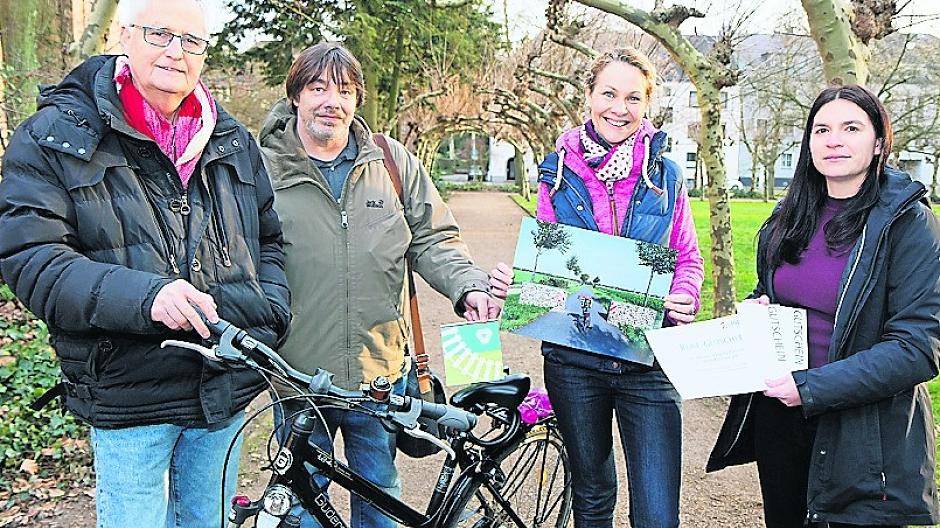 v.r.: Sandra Sieg vom Kreis Viersen mit der Gewinnerin Irene Laux aus Schwalmtal (Gewinnerin mit „Der Weg ist das Ziel“, unten), dem Zweitplatzierten Ralf Schröder aus Lobberich und dem Drittplatzierten Klaus Kirchberg aus Willich.