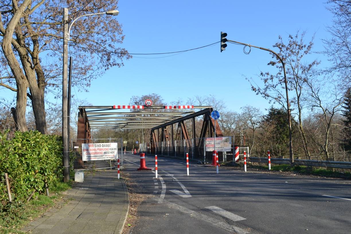 Seit Sommer 2017 sorgt die Sperrung der maroden Brücke "An der Cölve" für Probleme. Eine Behelfsbrücke soll nun 2020 kommen, wenn denn die Stadträte in Duisburg und Moers dafür abstimmen.