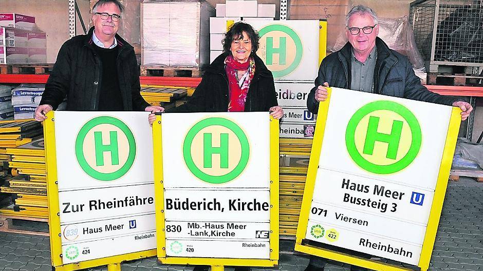  Hans Männel, Bürgermeisterin Angelika Mielke-Westerlage und Helmuth Höhn (von links) haben die Schilder im Stadtbauhof schon einmal begutachtet 
