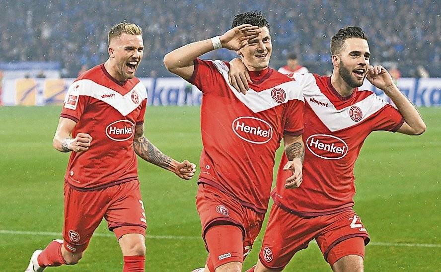  Torschütze Dawid Kownacki (m.), Mitspieler Andre Hoffmann (l.) und Nico Gießelmann - „Fortuna hat mittlerweile eine Anziehungskraft“.   