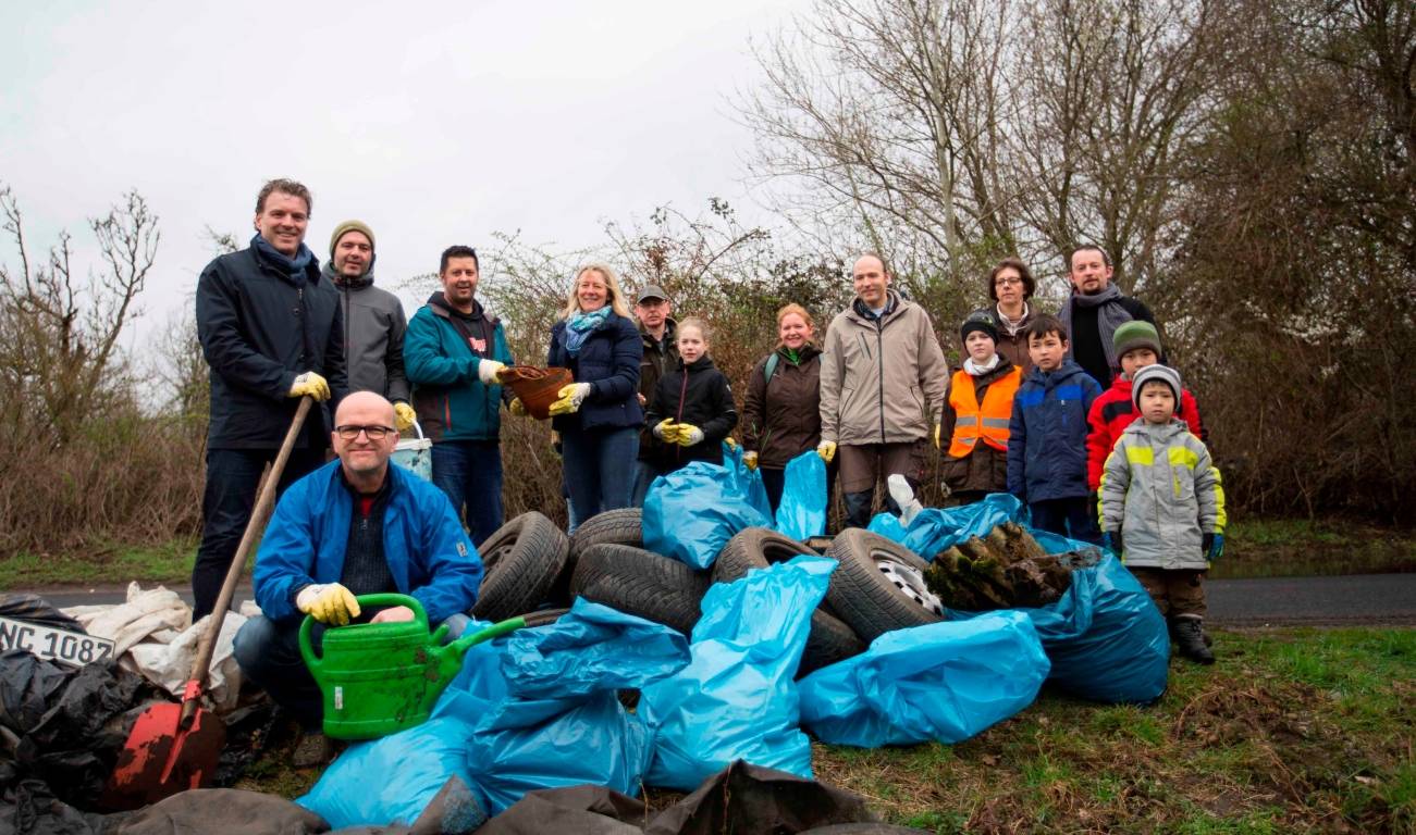  Bürgermeister Christoph Fleischhauer und ENNI-Vorstand Lutz Hormes mit dem „Runden Tisch Umwelt“ bei dem diesjährigen Abfallsammeltag. 