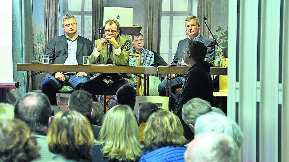 Michael Heidinger redet und beschwichtigt im