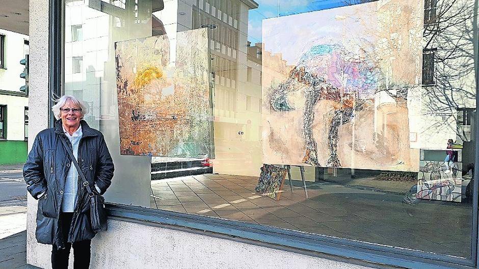 Die Künstlerin Erika Wildtraut vor „ihrem“ Schaufenster.