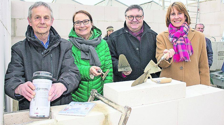  Elmar Pastoors (Beirat Lebenshilfe), Vereinsvorsitzende Christina Minten, Ortsbürgermeister Wolfgang Genenger und Bürgermeisterin Sabine Anemüller (v.l.) bei der Grundsteinlegung. In den Grundstein wurde eine Urkunde, Pläne des Baus, eine Tageszeitung und aktuelle Münzen gelegt. 