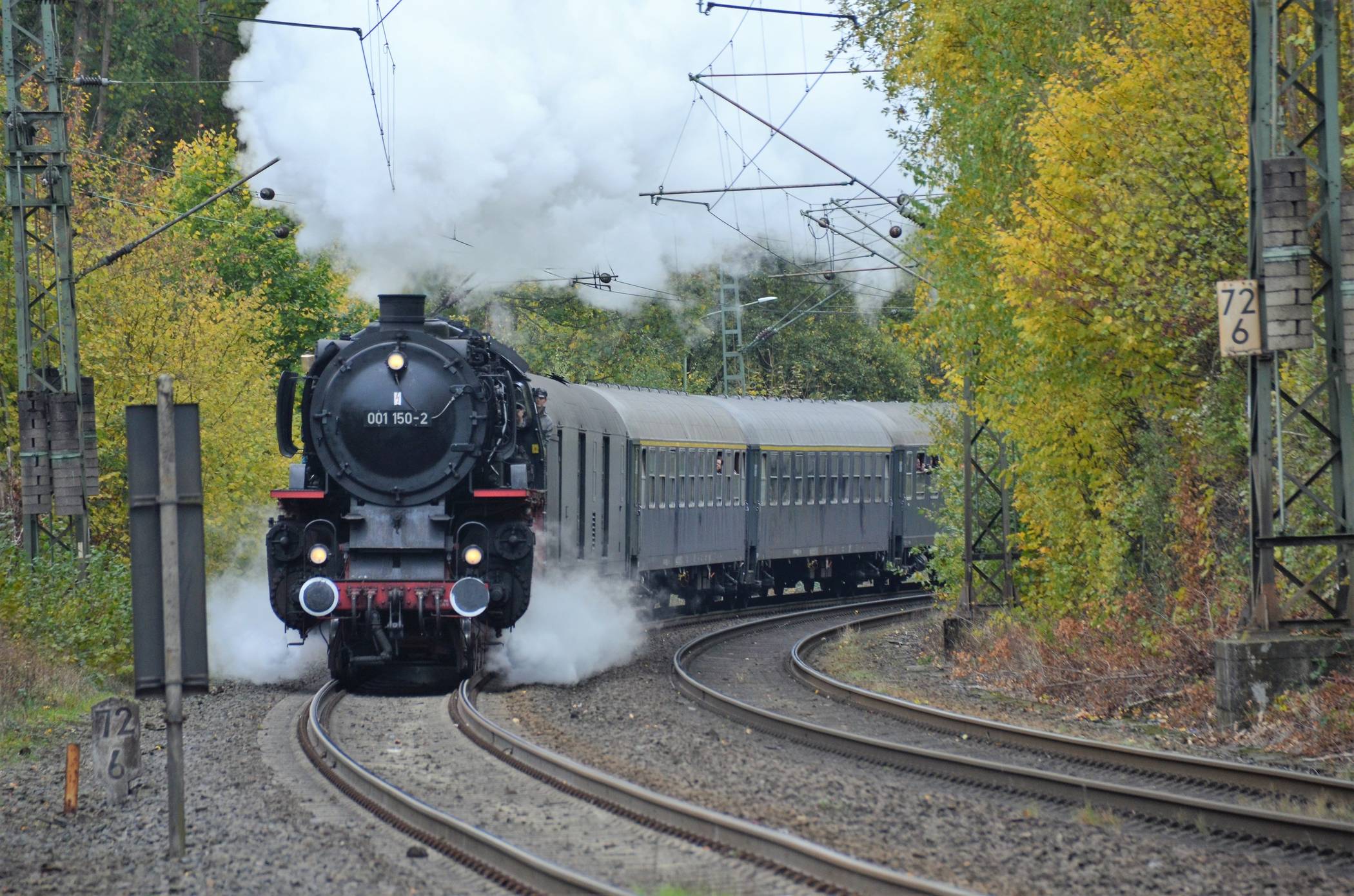  Die Dampflok bringt die Fahrgäste von Krefeld nach Minden zum Wasserstraßenkreuz. 