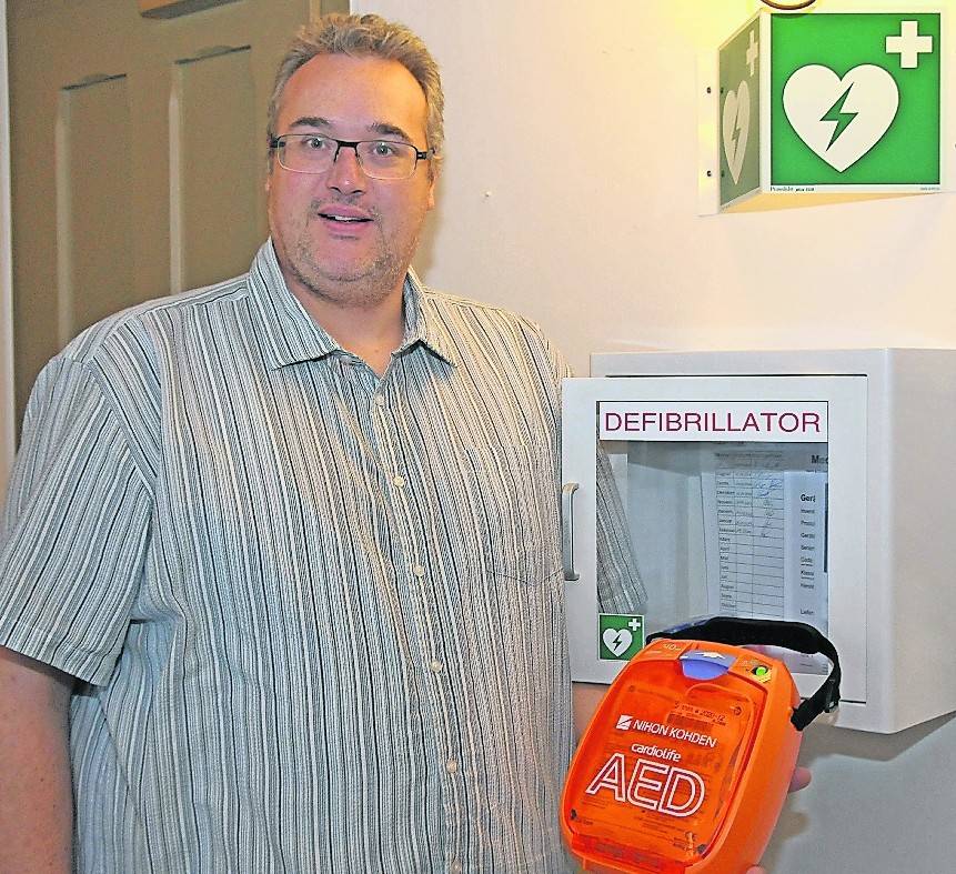  Christian Karpenkiel zeigt einen der beiden Defibrillatoren, die im Schloss Neersen hängen (Erdgeschoss und 2. Etage). 