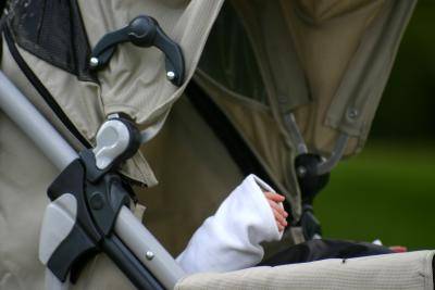 Kinderwagen rollt auf Straße - Helfer sind zur Stelle