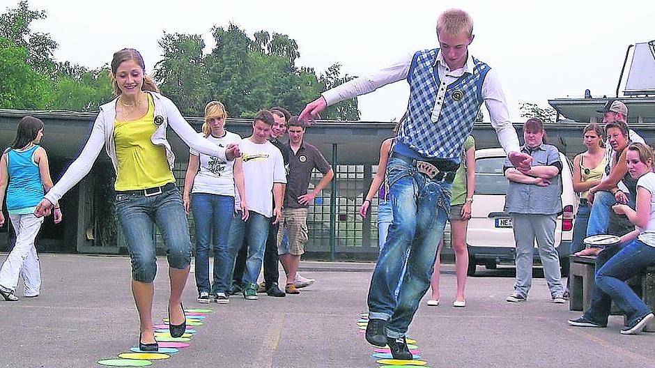 Die Betreuerinnen und Betreuer der Stadtranderholung werden im Vorfeld geschult. Dazu gehört es natürlich auch, neue Spiele für Kinder kennenzulernen und auszuprobieren.