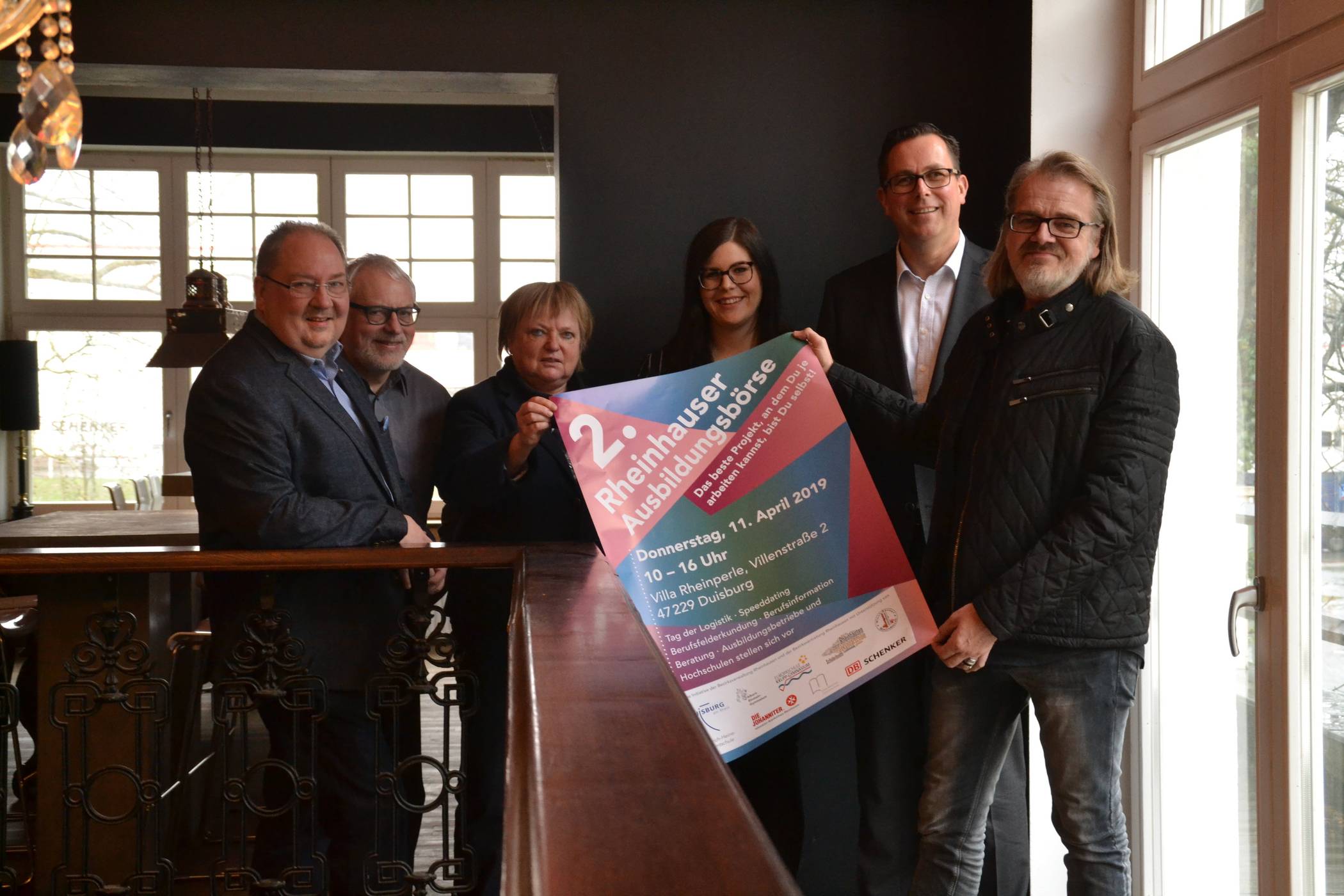  Stellten gemeinsam die 2. Rheinhauser Ausbildungsbörse vor (vl): Jürgen Konkol (Bezirksmanager Rheinhausen), Peter Jöckel (Schulleiter Krupp-Gymnasium), Astrid Hanske (Bezirksbürgermeisterin), Sabrina Schlensok (Ausbildungsleiterin DB Schenker), Armin Jung (Geschäftsstellenleiter DB Schenker Duisburg) und Stefan Püllen (Eventmanager der Villa Rheinperle). 