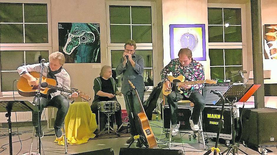  Die Band „Hier geht was“ sorgt für die Musik bei der Lesung mit Krimiautor Arnold Küsters in der Schlafkultur. 